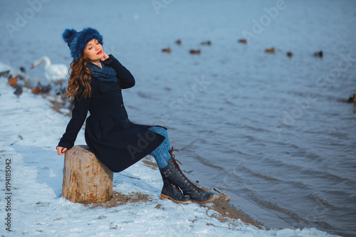 portrait-d-39-une-belle-jeune-femme-sur-une-journee-d-39-hiver