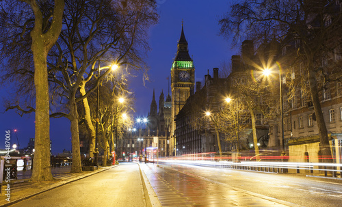 nocna-scena-z-big-ben-i-londynska-ulica-miasta