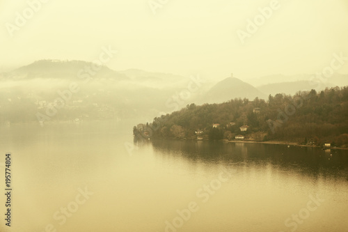 spokojne-jezioro-w-mglisty-dzien-jezioro-orta-w-polnocnych-wloszech