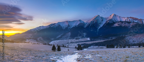 wspanialy-wielobarwny-swit-w-gorach-tatra