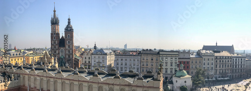 panoramiczny-widok-na-glowny-plac-krakowa-polan