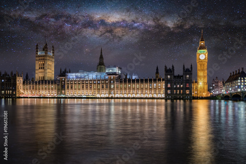 palac-westminster-i-big-ben-w-londynie-w-nocy