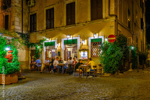 noc-widok-stara-ulica-w-trastevere-w-rzym-wlochy