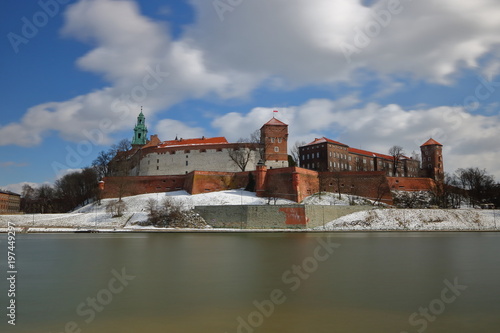 widok-zamku-w-krakowie-polska-z-przeciwnego-brzegu