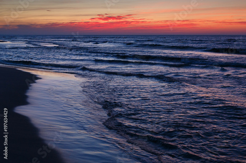 piekny-dramatyczny-zmierzchu-seascape-z-blekitne-wody