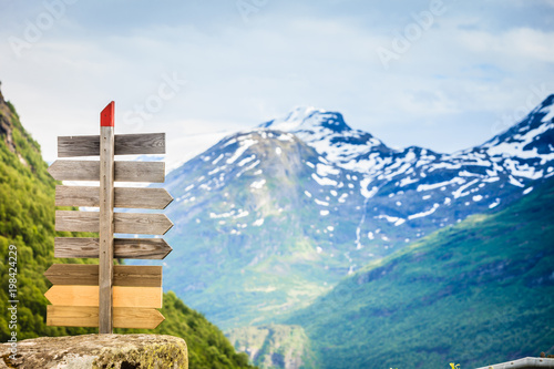drewniany-znak-w-norweskich-gorach