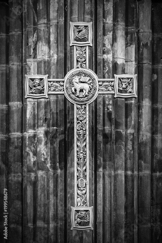 krzyz-artystyczny-monochromatyczny