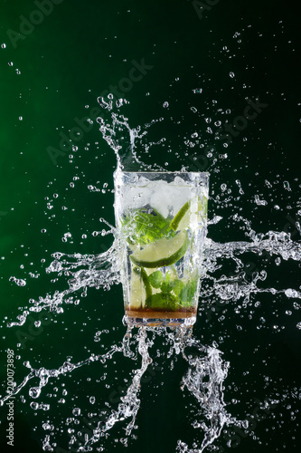 swiezy-napoj-mojito-z-plynnym-pluskiem-i-kruszonym-lodem