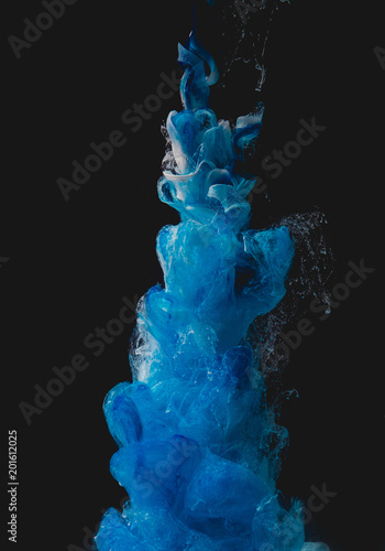 kolor-farby-spada-w-wodzie-ink-swirling-underate