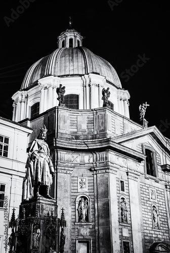 pomnik-karola-iv-i-kosciol-sw-franciszka-z-asyzu