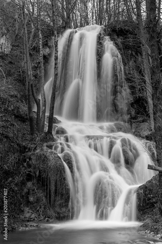 piekna-serbska-siklawa-dluga-ekspozycja-fotografii