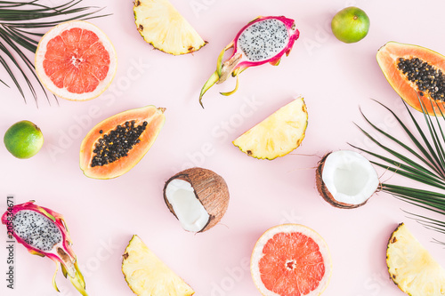 letnie-owoce-tropikalne-liscie-palmowe-ananas-kokos-papaja-owoc-smoka-pomaranczowy-na-pastelowym-rozowym-tle-plaski-lay-widok-z-gory