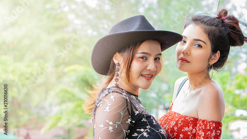 Zwart op Asian Lesbian