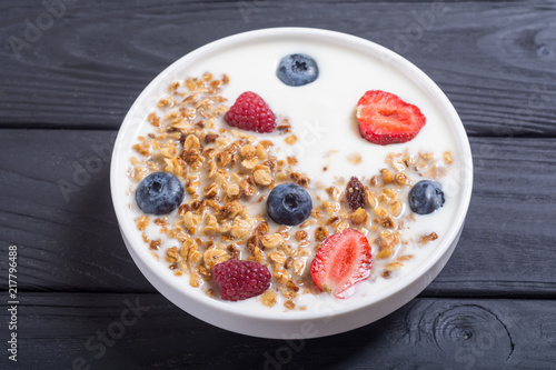 Chia yogurt with granola