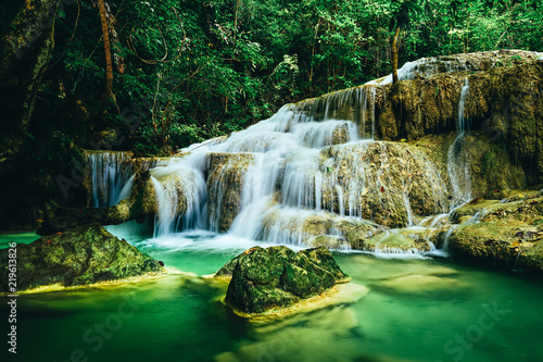 piekna-siklawa-w-las-tropikalny-dzungli-thailand-erawan-siklawa-w-erawan-parku-narodowym-kanchanaburi-tajlandia