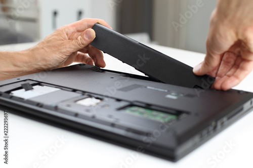 Laptop Notebook Reparatur oder Akku Tausch © RioPatuca Images