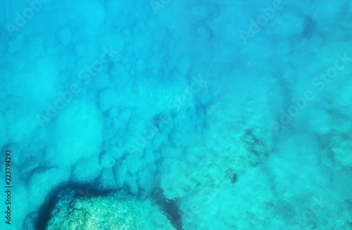 widok-z-lotu-ptaka-na-morze-turkusowa-woda-z-powietrza-jako-tlo-z-powietrza-naturalny-krajobraz-w-okresie-letnim-seascape-z-drone