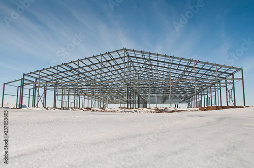 Construction of the building of the panels in the winter. Construction of a metal frame.