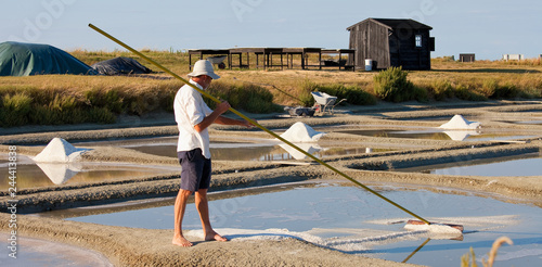 Paludier ramassant le sel à Noirmoutier © Thierry RYO