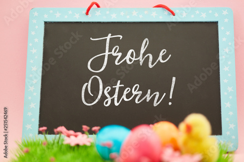 Frohe Ostern Grüße auf Tafel © Robert Kneschke