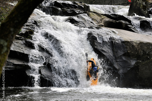 Kayak River Ride © Guillermo