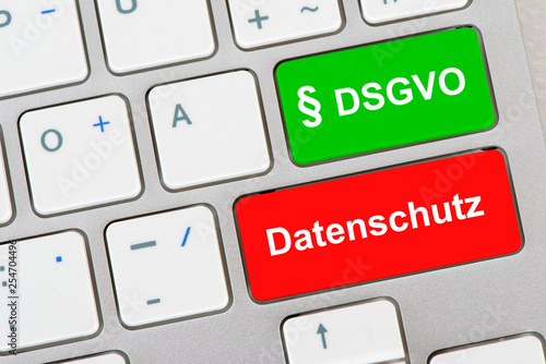 Computer Tastatur mit Aufschrift § DSGVO und Datenschutz © Wolfilser