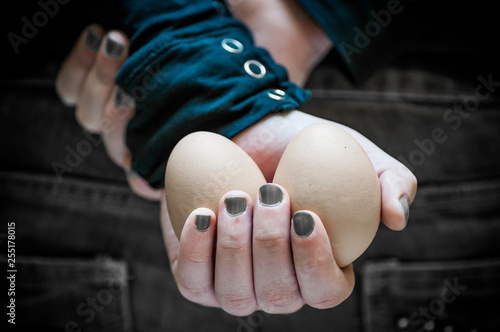 Manos agarrando dos huevos