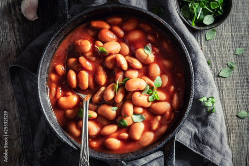 Tasty baked beans with garlic and fresh tomatoes © shaiith