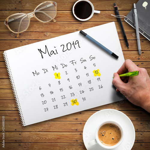 Kalender mit Mai 2019 und markierten Feiertagen © fotogestoeber