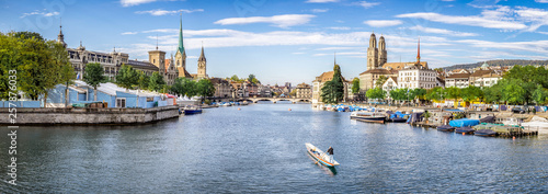 Zürich Skyline Stadtansicht mit Blick über den Fluss Limmat © eyetronic