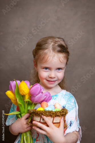 little girl holding tulips © Ramona Heim