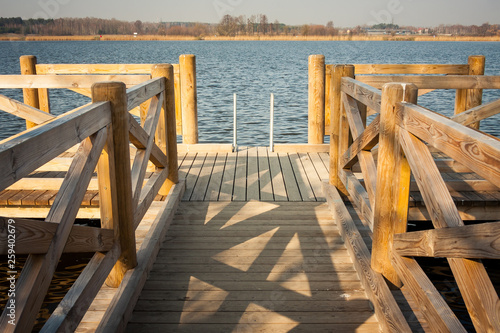 Drewniane molo na jeziorze © marioszek