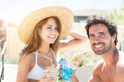 Couple drinking a cocktail while speaking © Minerva Studio
