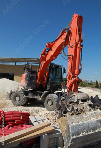 Pelleteuse sur un chantier de construction © hcast