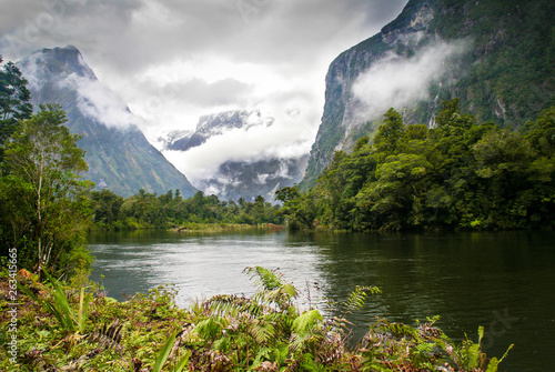 Deep valleys on the Milford Track - New Zealand © huci