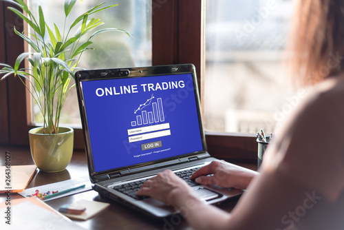 Online trading concept on a laptop screen © thodonal