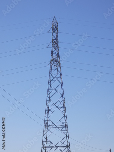Poste de electricidad sobre fondo azul